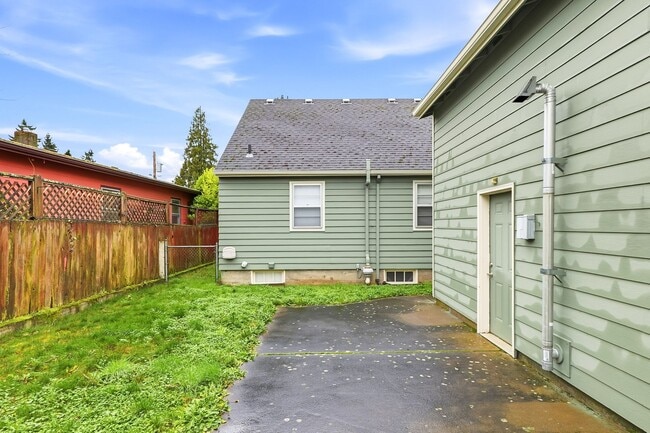 Building Photo - Charming 3-Bed, 2-Bath Bungalow in North Portland