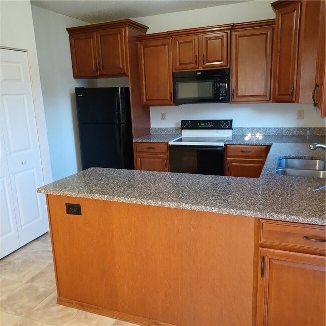 Building Photo - 14 Twin Oaks Dr