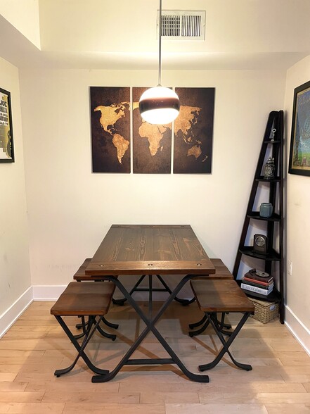 Dining Nook - 1123 6th St NW