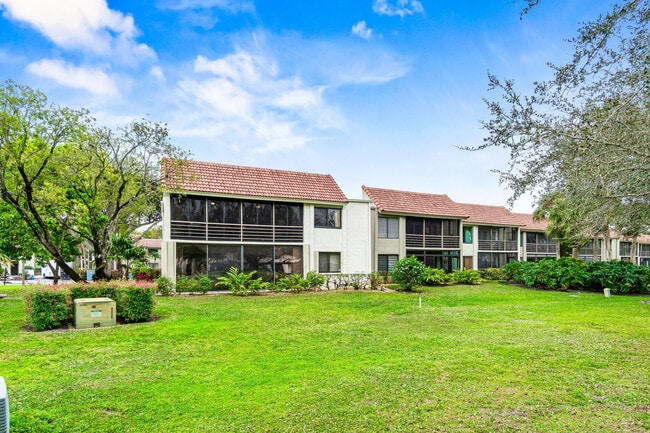Building Photo - 5687 Fairway Park Dr