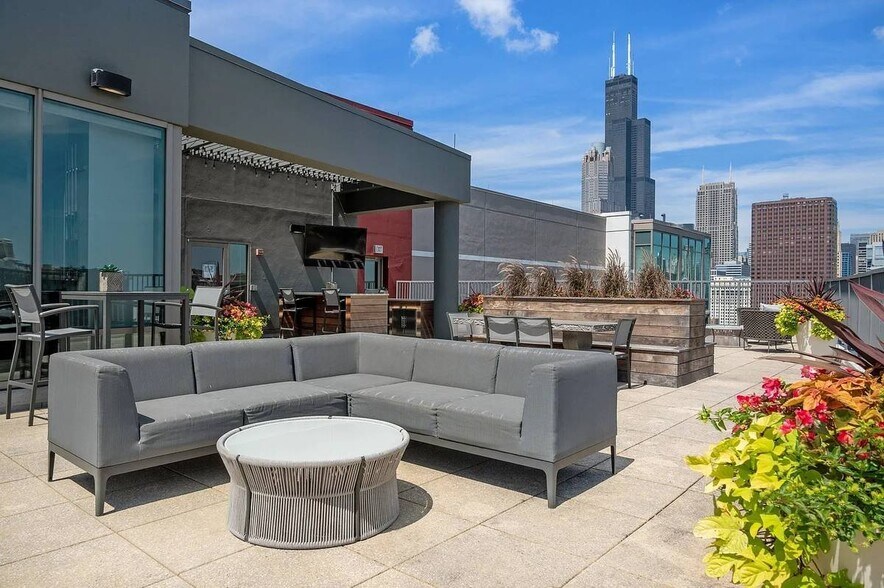 Building Photo - 910 S Clark St