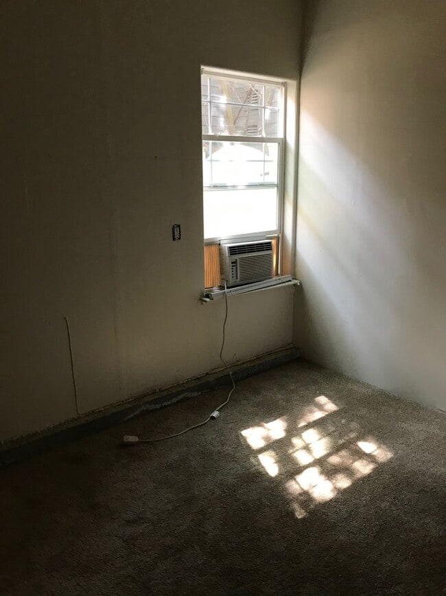Building Photo - 4 Bedroom Home Close to Gym and Shopping-$...