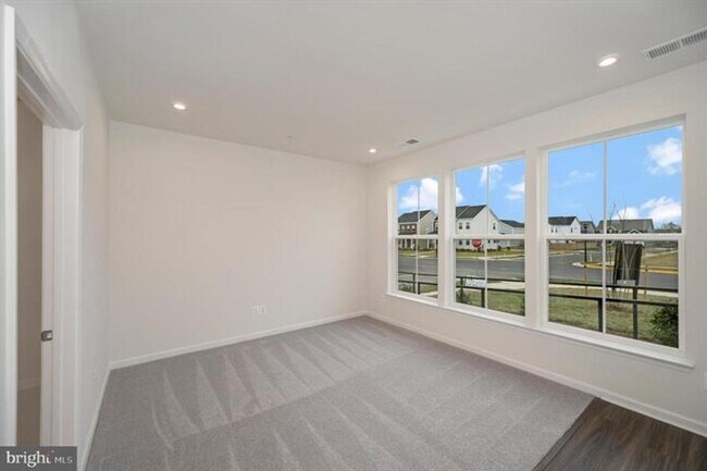 Building Photo - Great Townhome in Embrey Mill