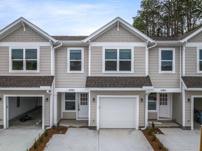 Building Photo - Charming Townhouse with Modern Upgrades and Convenient Location!