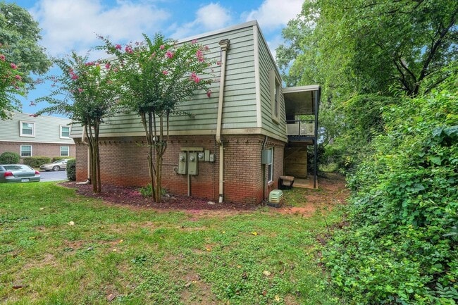 Building Photo - Charming 3BR Condo in Charlotte