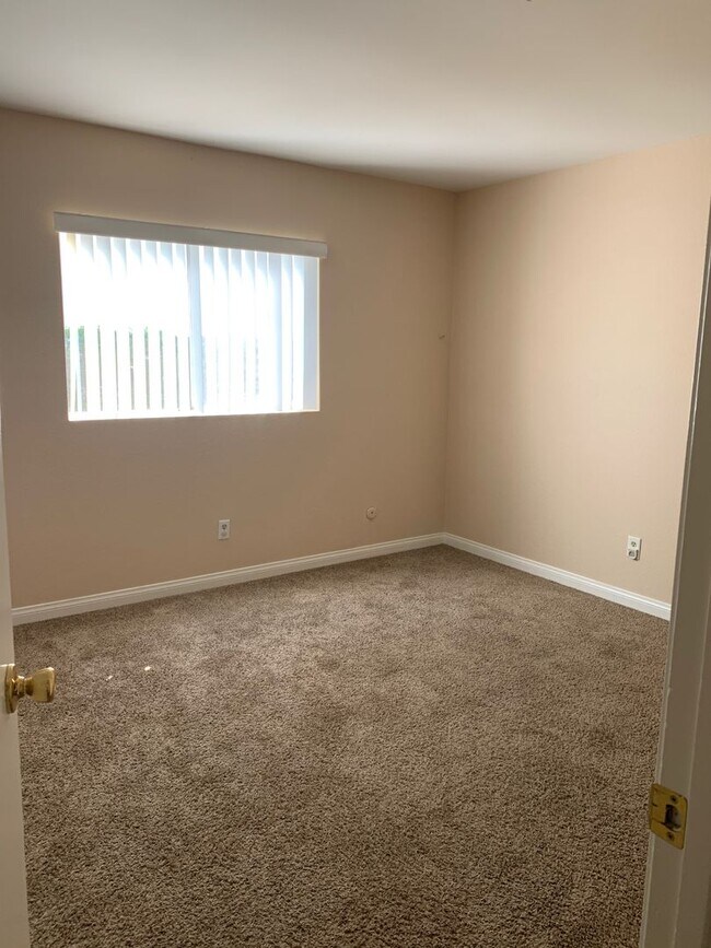 Building Photo - 3 Bedroom 2 Bath Cowles Mountain Home For Rent