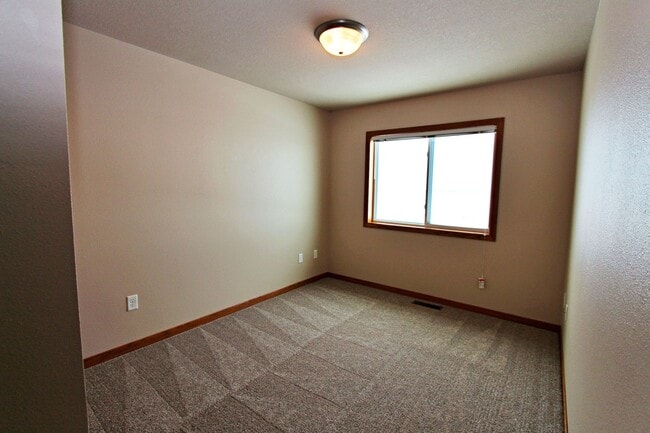 Building Photo - 4 Bedroom Townhome!