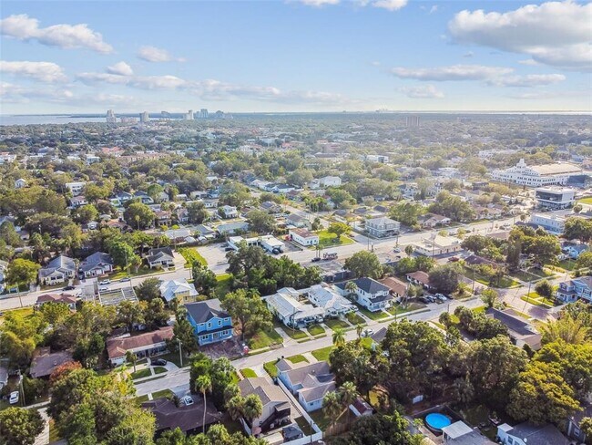 Building Photo - 1913 W Lemon St