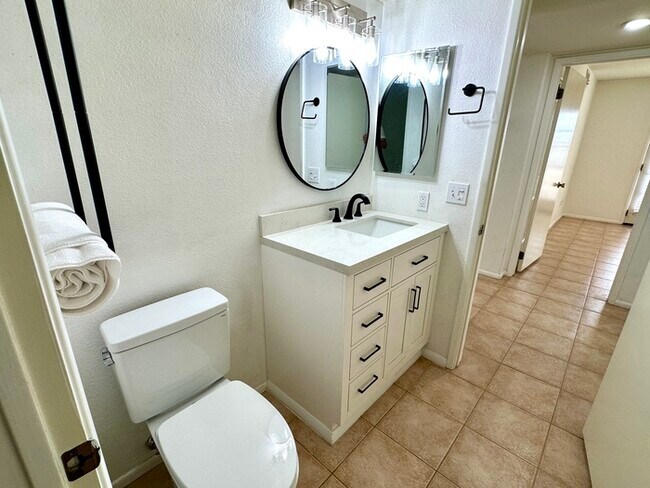 Building Photo - Welcome to this charming 2-bedroom, 2-bath condo in a gated Ventana Condominiums