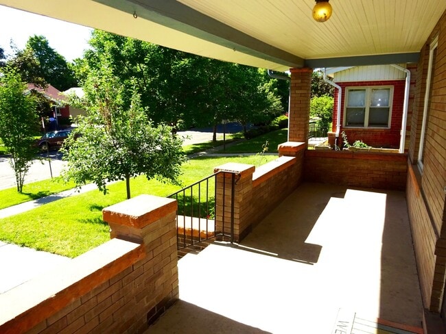 Building Photo - Bright and Charming Sunnyside Bungalow