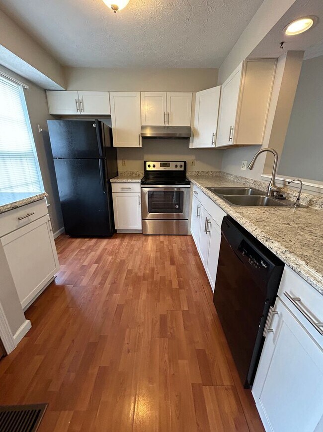 Building Photo - Beautiful 3 Bedroom Duplex with Garage and Full Basement