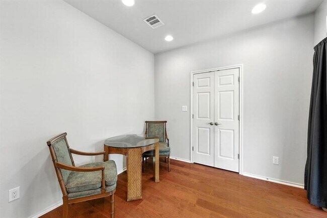 Building Photo - 512 Eberhart Ln