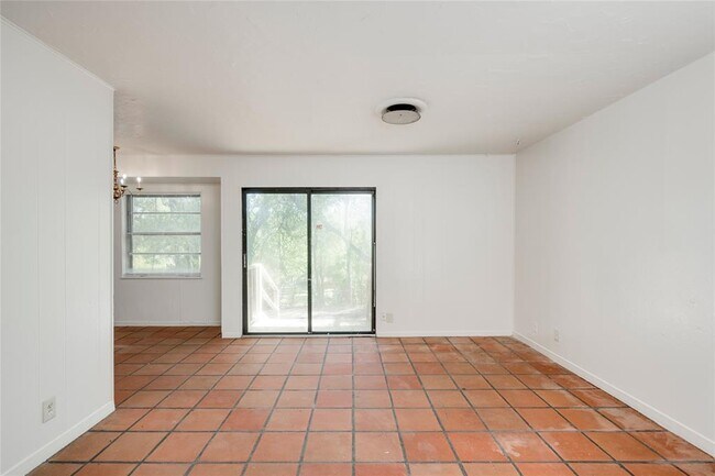 Building Photo - 2900 Northeast Dr