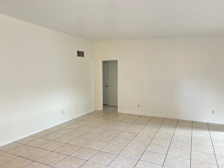 Building Photo - Nice 3 bedroom 2 bathroom House In Apopka