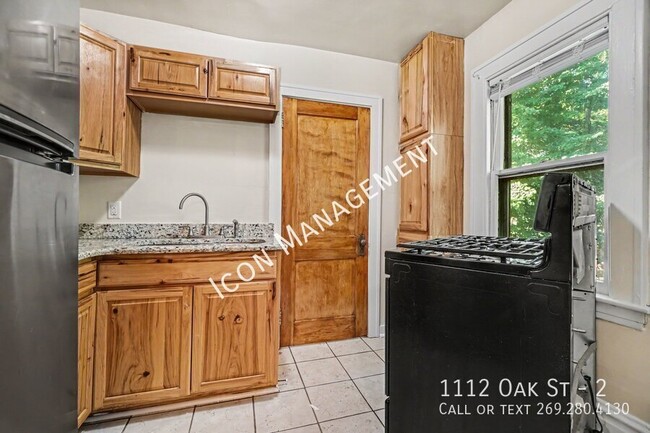 Building Photo - 1112 Oak St