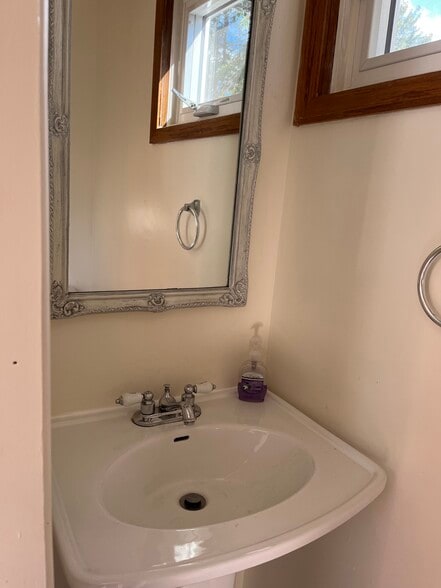 Powder room 1st floor - 122 E 4th St