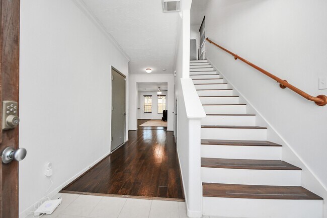 Building Photo - 5922 Hollister Cole