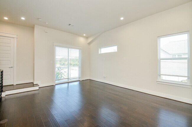 Building Photo - 2103 Engelmohr St