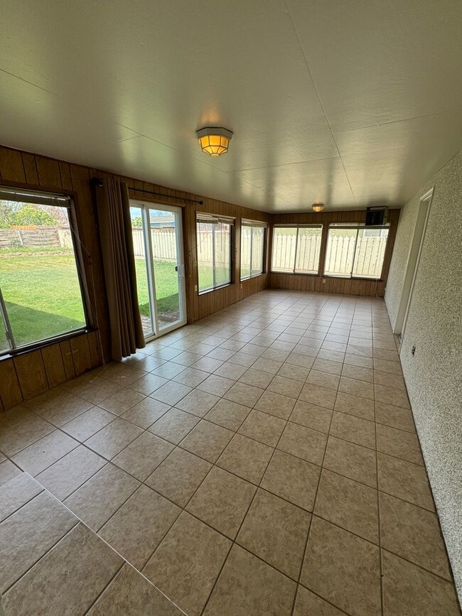 Building Photo - 612 S 44th Ave