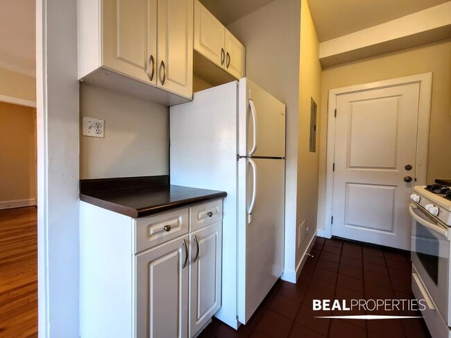 Building Photo - 1 bedroom in CHICAGO IL 60613