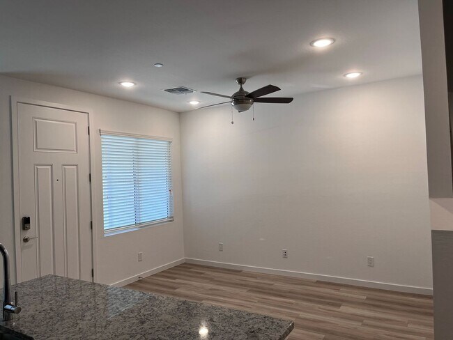Building Photo - TOWN HOME WITH COMMUNITY POOL , GATED COMMUNITY in GILBERT!