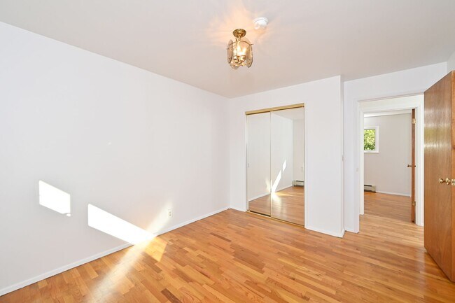 Building Photo - Spacious 4BR/2 BA Home in Quiet North-End ...