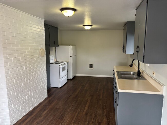 Building Photo - 4-Plex Unit Right Across From Park!