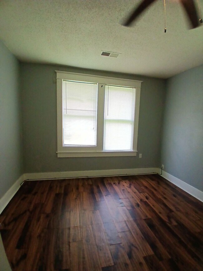 Building Photo - Newly Renovated 3 bedroom 1 bath Home - Op...