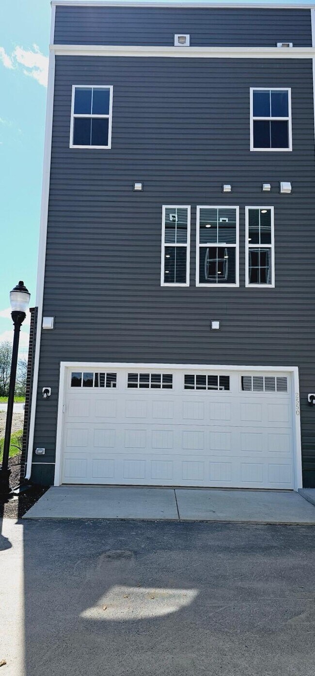 Building Photo - 2550 Hopton Ln