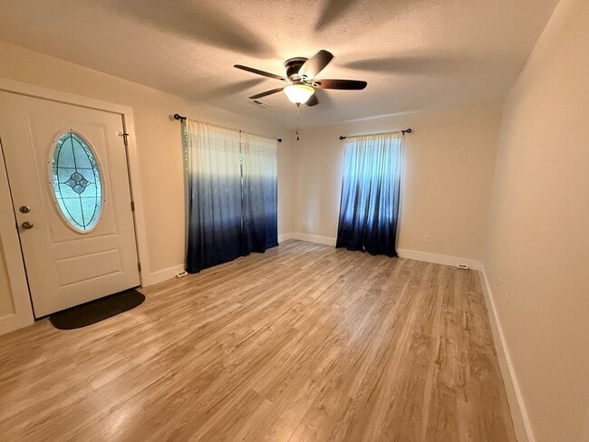 Building Photo - 400 Gayle Way