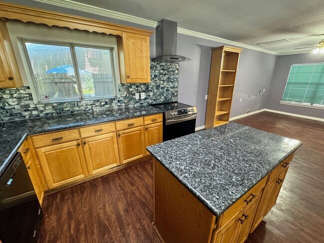 Building Photo - Move In Special! Roomy 2 bedroom 1 bath in...