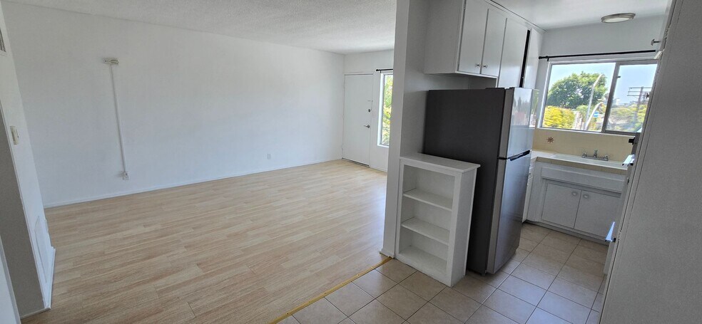 Building Photo - 1308 N Poinsettia Pl
