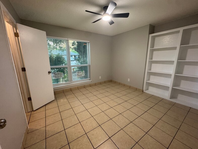 Building Photo - 700 Long Ct