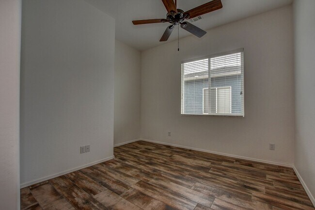 Building Photo - Beautiful 2 Bedroom with Den in Quailwood!