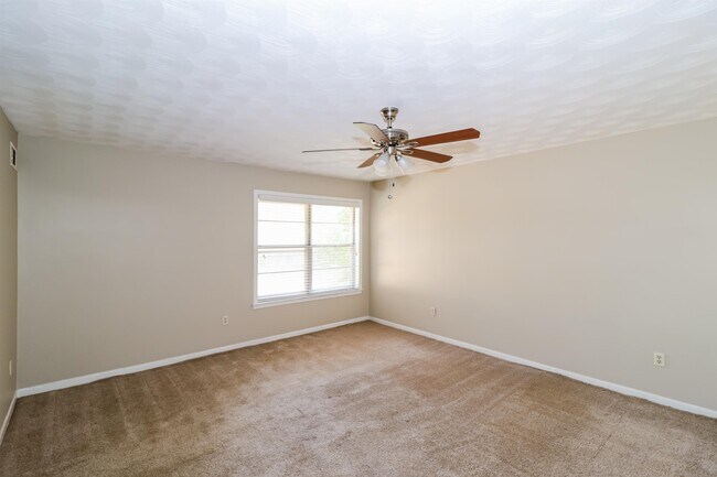 Building Photo - 3256 Bluemont Dr