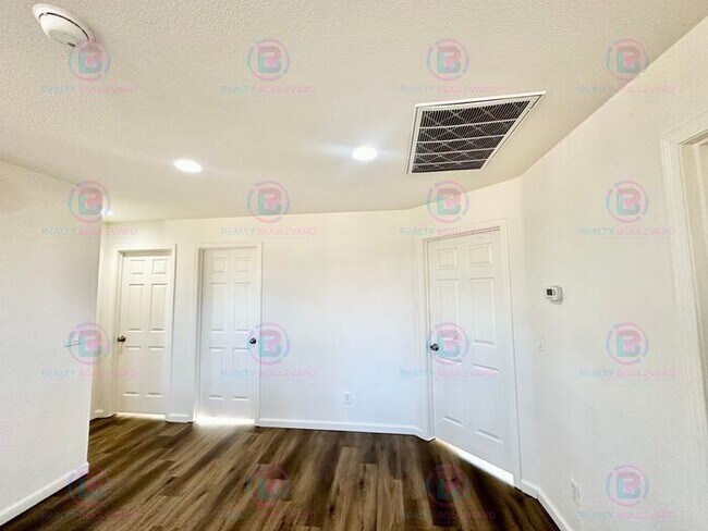 Building Photo - Spacious 4-Bedroom 3 Bath, 3 Car Garage Home with Loft, Living Room and Family Room Outdoor Kitch...