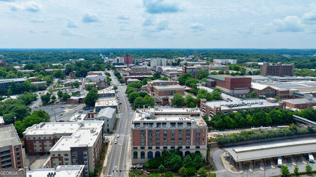 Building Photo - 755 E Broad St