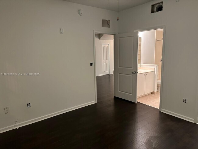 Building Photo - 5800 W Sample Rd