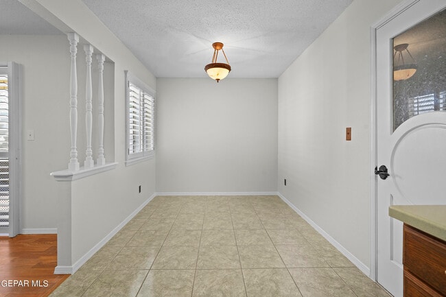 Building Photo - 208 Vista Bonita St