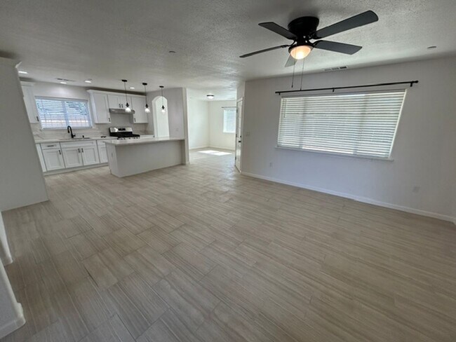 Building Photo - 820 N Cypress St