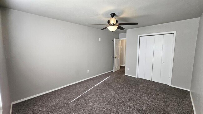 Building Photo - 10029 S Fairview Dr