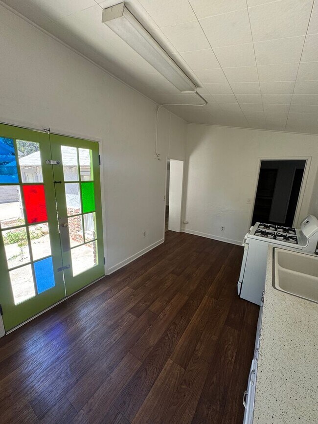Building Photo - 515
