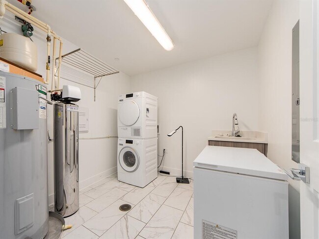 Building Photo - 15 Avalon St