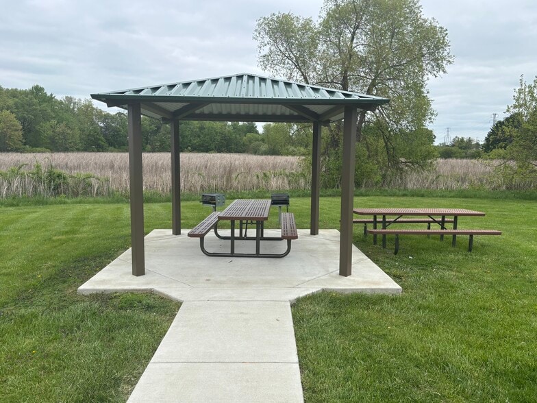 Building Photo - 831 N Pontiac Trail