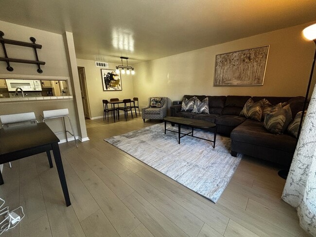 Building Photo - Furnished, Midtown One Bedroom Apartment