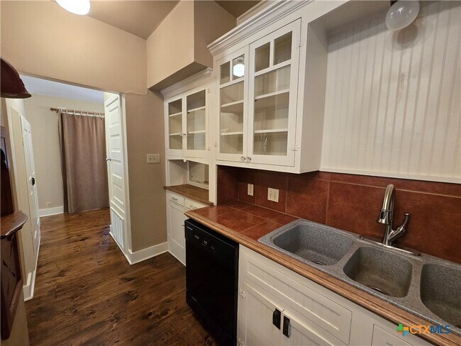 Building Photo - 294 Tolle St