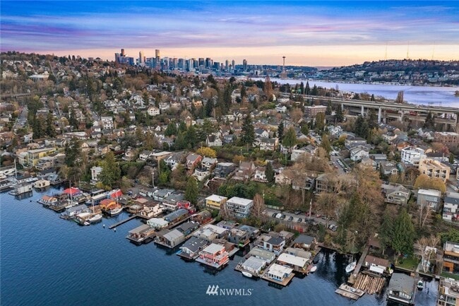Building Photo - 3bd/2.5ba Seattle Houseboat