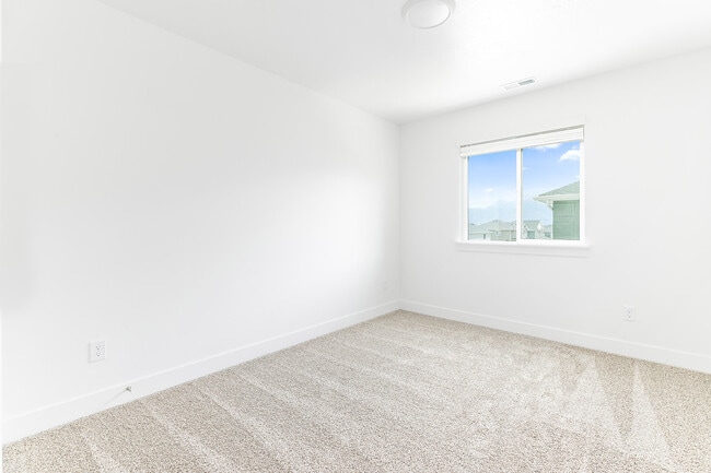 Building Photo - 4728 E Lake Corner Dr