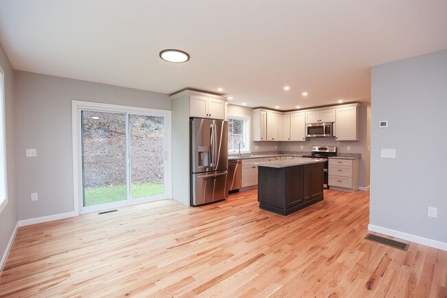 Building Photo - 231 Putnam Hill Rd