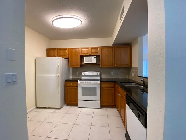 Building Photo - 1157 Golden Lakes Blvd